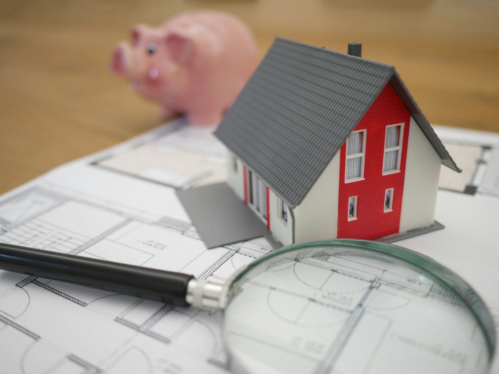 Llaves de una vivienda sobre una mesa